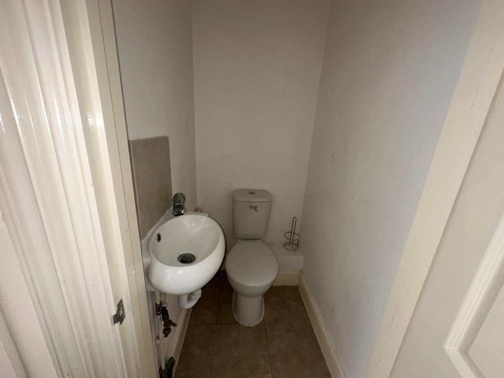 Lot: 74 - GROUND FLOOR OFFICE FOR INVESTMENT - W.C